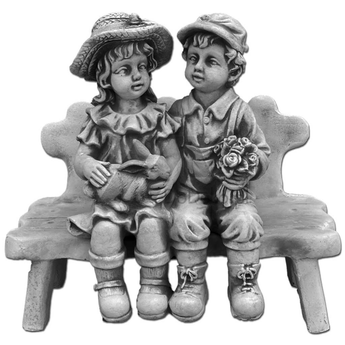 Jente og gutt på benken